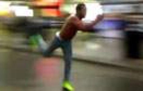  Video  Un artist stradal a reinventat celebrul dans 'Moonwalk'