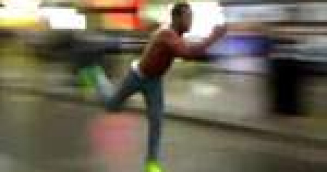  Video  Un artist stradal a reinventat celebrul dans 'Moonwalk'