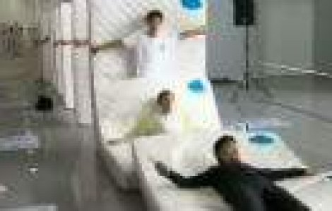 VIDEO de Cartea Recordurilor: Domino cu 1001 saltele