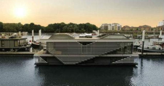 Mica venetie: casa plutitoare desprinsa din poveste