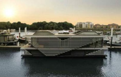 Mica venetie: casa plutitoare desprinsa din poveste