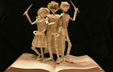 Fermecator si greu de crezut: carti sculptate