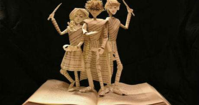 Fermecator si greu de crezut: carti sculptate