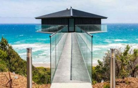 Casa care pluteste deasupra marii - o iluzie fascinanta