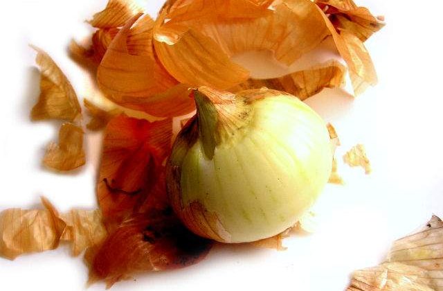 Nu le mai arunca! Ce NU STIAI ca poti face cu banalele COJI de ceapa