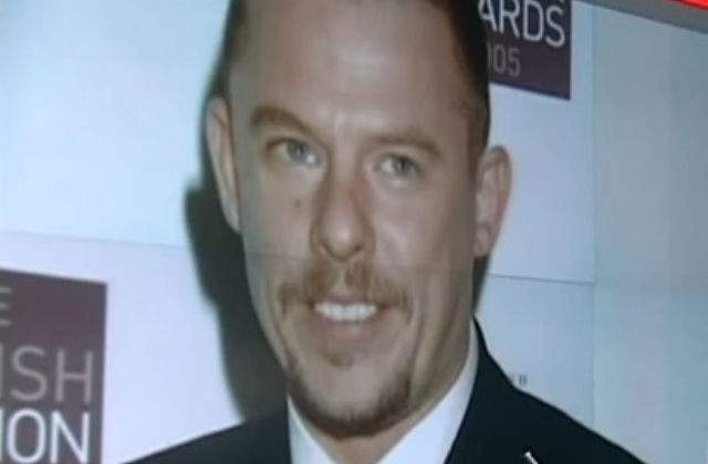 [Video] Alexander McQueen intentiona sa se sinucida pe podium