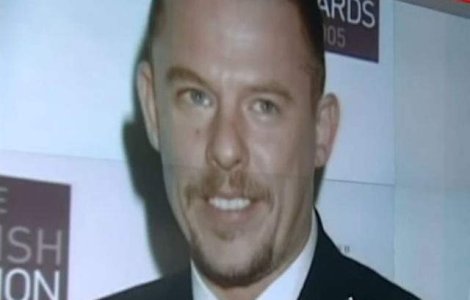  Video  Alexander McQueen intentiona sa se sinucida pe podium