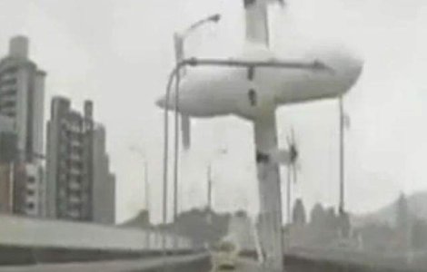  Video  Un avion s-a PRABUSIT intr-un rau din Taipei! Imagini INCREDIBILE din timpul prabusirii