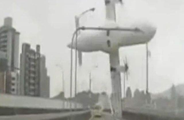 [VIDEO] Un avion s-a PRABUSIT intr-un rau din Taipei! Imagini INCREDIBILE din timpul prabusirii