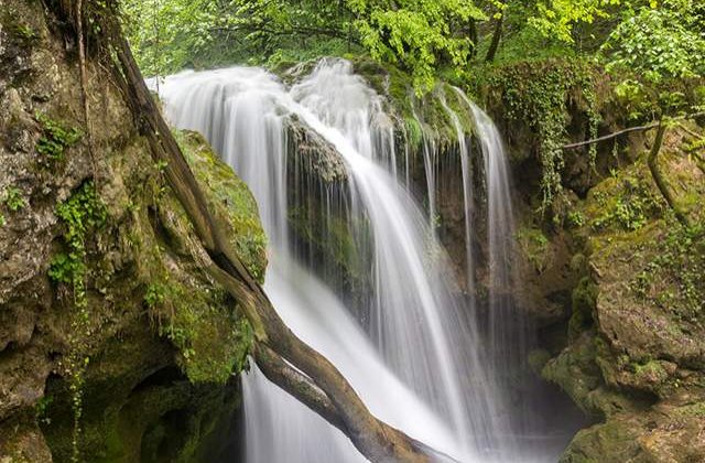 Frumusetea lor ne-a facut faimosi! Cele mai IMPRESIONANTE cascade din Romania