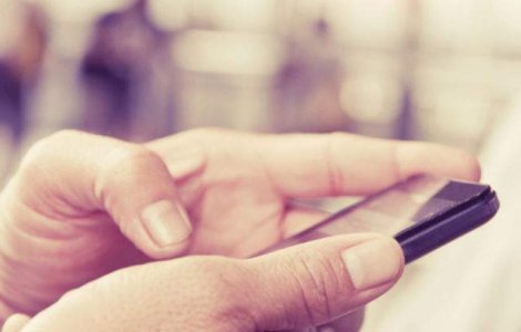  Foto  Un barbat dependent de telefon rateaza un moment unic in viata