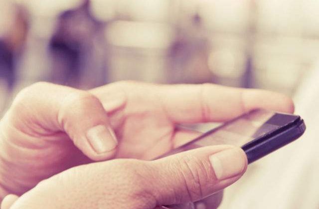 [FOTO] Un barbat dependent de telefon rateaza un moment unic in viata