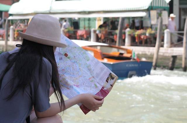 Aproape 30.000 de romani merg in minivacante de Valentine`s Day