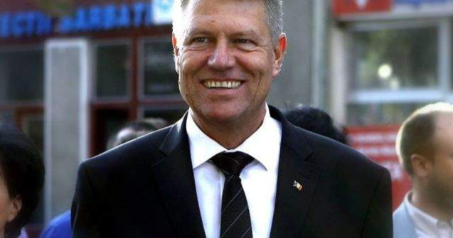 Klaus Iohannis asista la meciul Simonei Halep din Cupa Federatiei