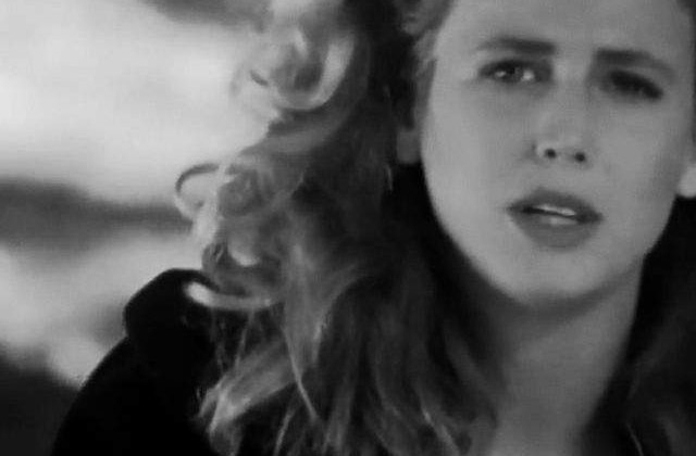 [Video] Cantareata Sophie B. Hawkins va deveni mama la varsta de 50 de ani