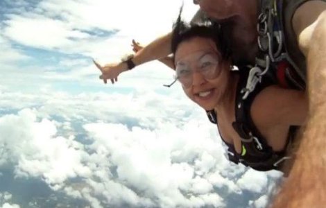  Video  Au scapat cu viata dupa ce li s-a prins parasuta in elicea avionului