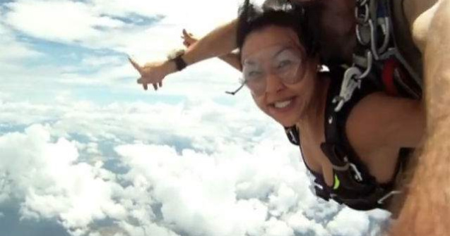  Video  Au scapat cu viata dupa ce li s-a prins parasuta in elicea avionului