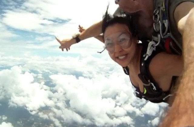 [VIDEO] Au scapat cu viata dupa ce li s-a prins parasuta in elicea avionului