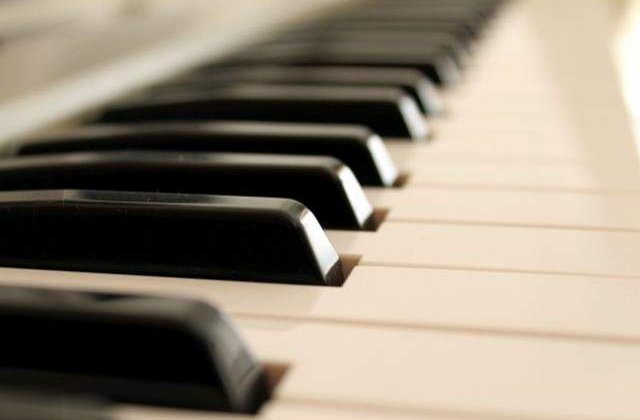 Dirijorul Tiberiu Soare si pianista Karina Sabac celebreaza muzical iubirea