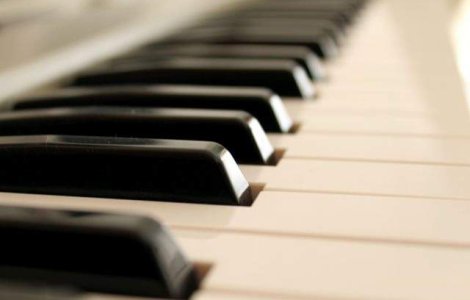 Dirijorul Tiberiu Soare si pianista Karina Sabac celebreaza muzical iubirea