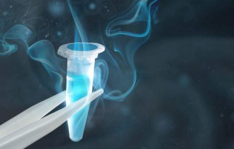  Video  Toarna azot lichid peste o minge de plastic, iar rezultatul este uimitor