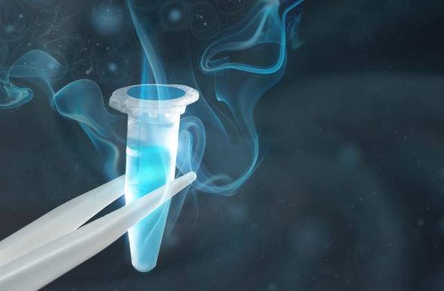 [VIDEO] Toarna azot lichid peste o minge de plastic, iar rezultatul este uimitor