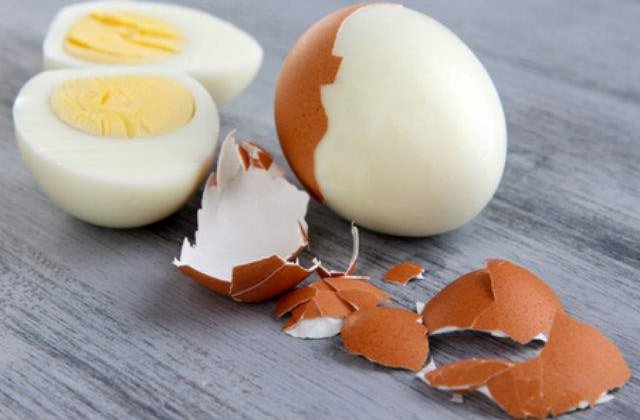 [VIDEO] Cum sa decojesti un ou fiert in doar cateva secunde