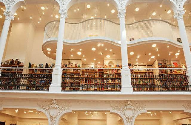 [Foto] Printre 10.000 de carti, fara cuvinte! Cum arata libraria-monument Carturesti Carusel
