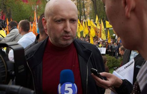 Turcinov: Marea Britanie va livra 75 de vehicule blindate Ucrainei