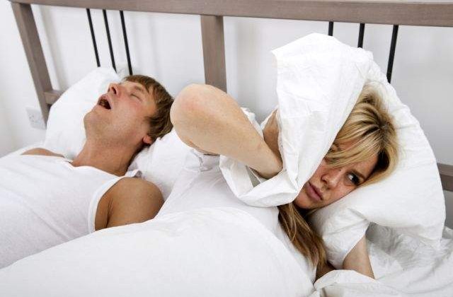 Vrei sa ai un somn LINISTIT? TOP 10 trucuri simple si EFICIENTE pentru a scapa de sforait