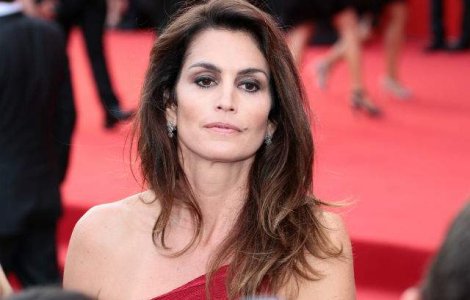 Foto  Fotografia neretusata a lui Cindy Crawford a devenit virala