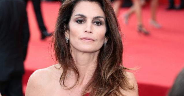  Foto  Fotografia neretusata a lui Cindy Crawford a devenit virala