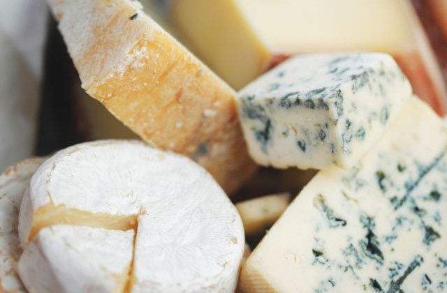 Rusia a suspendat importurile de branza din Polonia