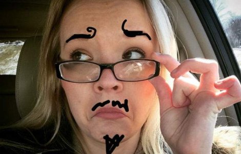 Aceasta tanara imita expresiile vedetelor si este extrem de talentata