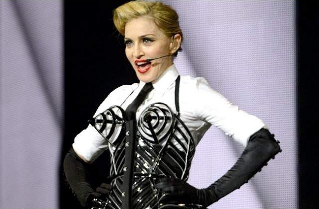 [Video] Brit Awards 2015: Madonna a CAZUT pe scena