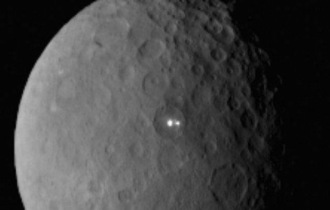  Foto  Doua pete luminoase stranii, observate pe o planeta pitica