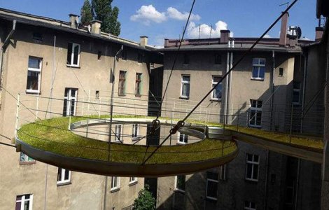 Incurcate sunt caile omului: o poteca suspendata uneste doua birouri