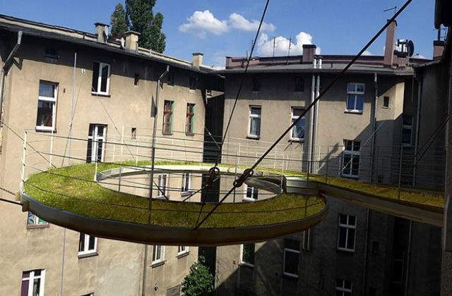 [FOTO] Incurcate sunt caile omului: poteca suspendata care uneste doua cladiri de birouri