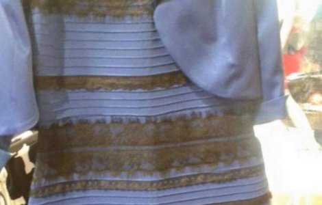 Ce culoare este aceasta rochie: alb cu auriu sau albastru cu negru?