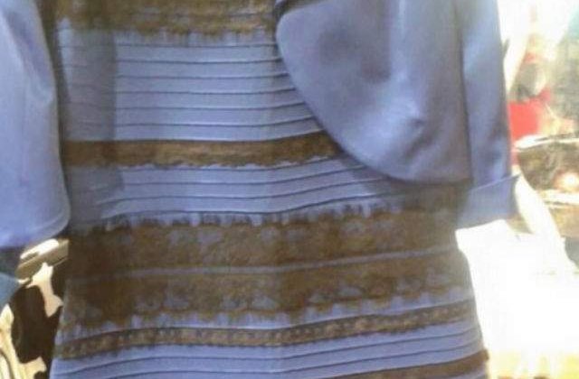 Ce culoare este aceasta rochie: alb cu auriu sau albastru cu negru?