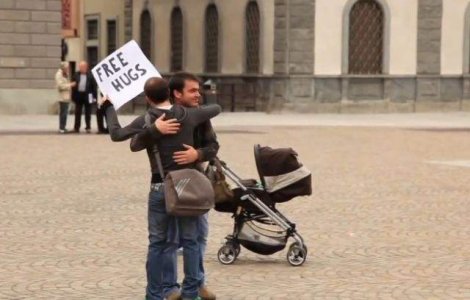 "Free Hugs": Imbratisari gratuite in centrul Capitalei