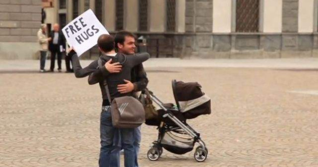 "Free Hugs": Imbratisari gratuite in centrul Capitalei