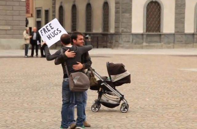 "Free Hugs": Imbratisari gratuite in centrul Capitalei