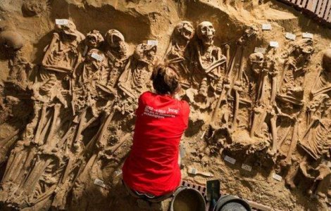 Peste 200 de schelete, descoperite sub un supermarket din Paris