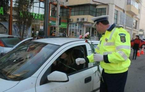 Politistii au oferit, de 1 Martie, martisoare si flori femeilor aflate la volan