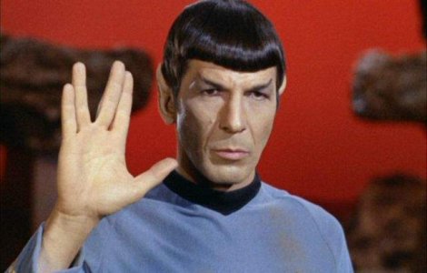  Foto  Salutul vulcanian cu Terra in fundal, omagiul unui astronaut pentru Leonard Nimoy