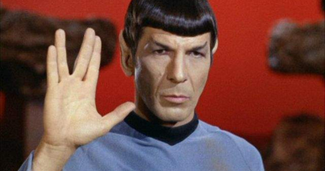  Foto  Salutul vulcanian cu Terra in fundal, omagiul unui astronaut pentru Leonard Nimoy