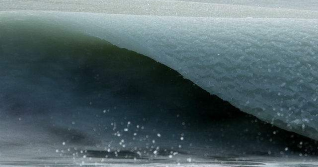  Foto  Imagini captivante: Cum arata valurile oceanului inghetate