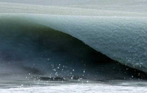  Foto  Imagini captivante: Cum arata valurile oceanului inghetate