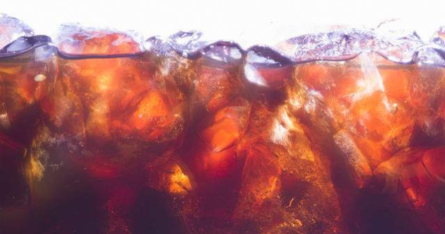 Ce se intampla daca faci baie intr-o cada plina de Mentos si Cola